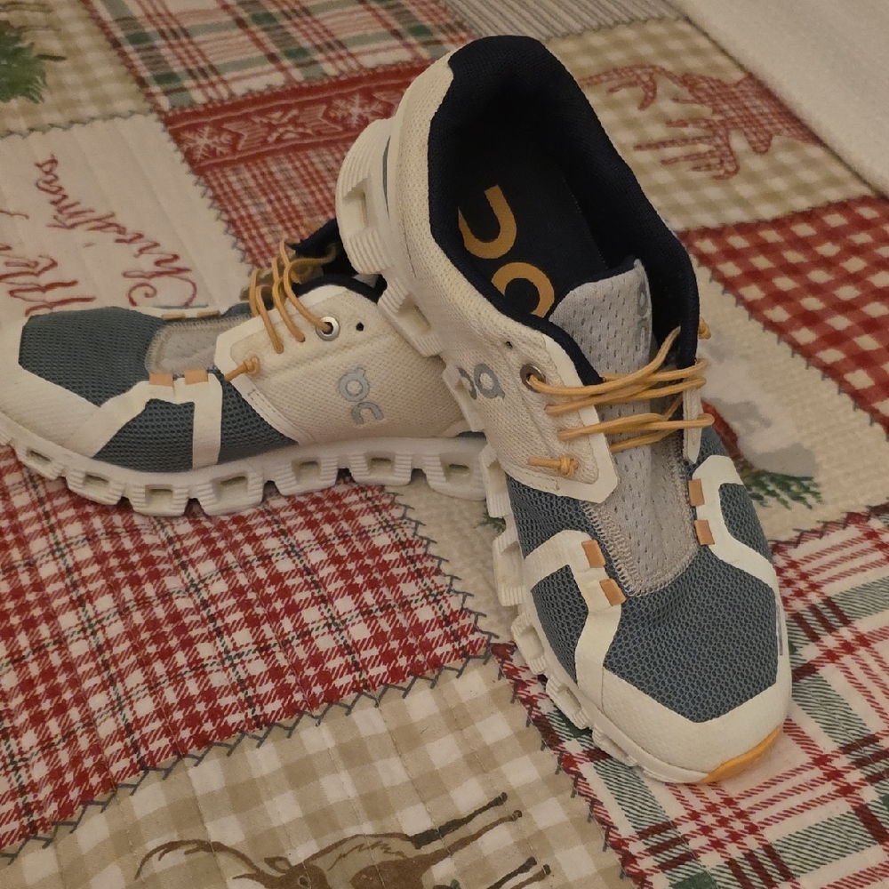 On Cloud Running Sneakers in Teal, Peach and White Womens 6.5, EUC